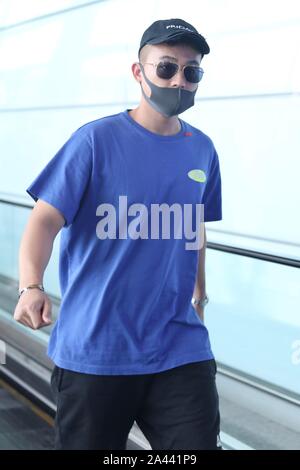 Chinesische Schauspieler und Sänger Ohu Ou Hao kommt an der Beijing Capital International Flughafen nach der Landung in Peking, China, 15. August 2019. T-Shirt: O Stockfoto