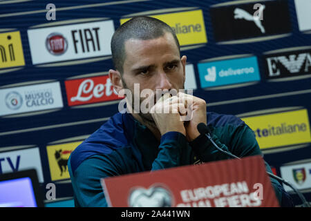 Leonardo Bonucci von Italien spricht mit den Medien während einer Pressekonferenz im Stadio Olimpico in Rom. Stockfoto