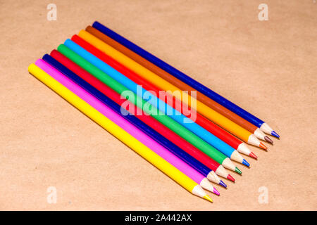 Bunte Gruppe von buntstiften/Farbe Bleistift auf den Tisch. Stockfoto