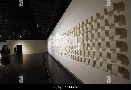 Besucher genießen von Kunst zu den herrlichen Sprachen von Papier, eine Ausstellung über Chinesische einzigartige Papier Kultur an der Zhejiang Art Museum im Hang angezeigt Stockfoto