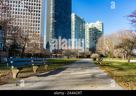 Von der Bank gesäumter Weg in Edgewater Chicago mit Wohnhäusern Stockfoto