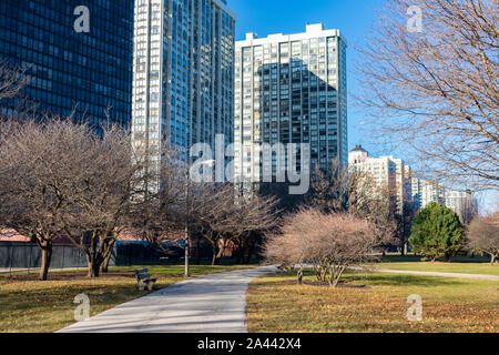 Pfad im Edgewater Chicago Park mit Wohnhäusern Stockfoto