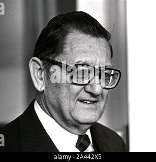 Washington DC, USA, Februar 4, 1982 der ägyptische Präsident Hosni Mubarak trifft sich mit Verteidigungsminister Caspar Weinberger in der Blair-house-Washington DC, USA, 30. Januar 1984 Botschafter Edward Rowny der US-Vertreter in die strategische Rüstungsbegrenzung Gespräche (SALZ) spricht mit Reportern im Weißen Haus Presse nach seinem Treffen mit Präsident Ronald Reagan und der Überprüfung der Reagans stehen auf Rüstungskontrolle und die anhaltenden Fortschritte der Verhandlungen mit den Sowjets Credit: Mark Reinstein/MediaPunch Stockfoto