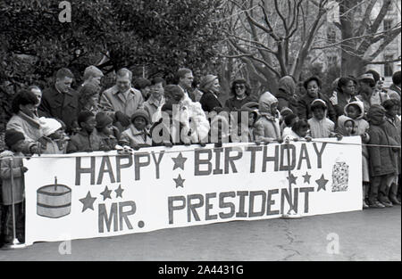 Washington DC. USA, Februar 5, 1984 lokale Schule Kinder halten einen Geburtstag banner während des Wartens Präsident Ronald Reagan und First Lady Nancy Reagan nach ihrer Rückkehr aus Camp David Credit: Mark Reinstein/MediaPunch zu begrüßen Stockfoto