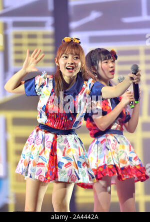 Mitglieder der Japanischen idol Mädchen Gruppe AKB48 und seinen internationalen Schwester Gruppen führen während der AKB48 Group Asia Festival in Shanghai, China, 24 Augu Stockfoto
