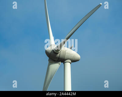 Detail der Windenergieanlage. Close-up auf den Generator und Basis der Windenergieanlagen. Erneuerbare Energien. Elektrische Windmühlen. Frankreich Land Stockfoto