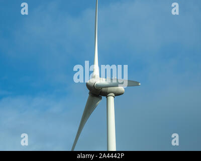 Detail der Windenergieanlage. Close-up auf den Generator und Basis der Windenergieanlagen. Erneuerbare Energien. Elektrische Windmühlen. Frankreich Land Stockfoto