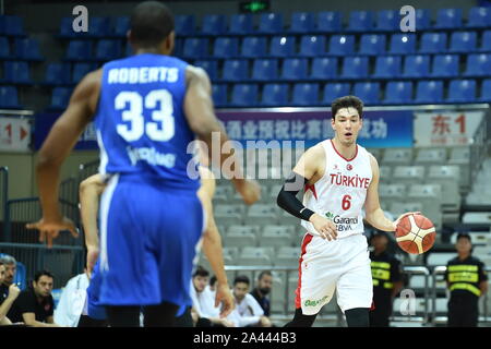 Die Türkei, in Weiß, besiegte Dominica, in Blau, mit 87-59 und gewinnt den dritten Platz von 2019 internationalen Basketball Challenge in Suzhou Stadt, Osten Kinn Stockfoto