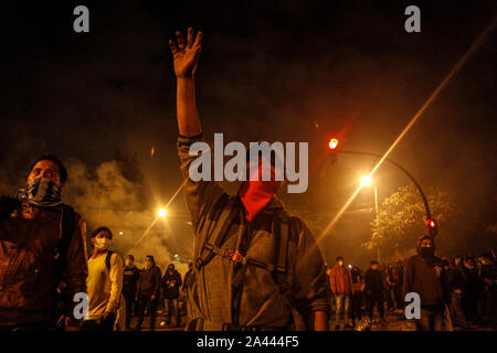 Quito, Ecuador. 11 Okt, 2019. Die Teilnehmer einer Demonstration Protest mit Mundschutz. Am Freitag, gab es schwere Auseinandersetzungen mit der Polizei in neue Protestaktionen gegen die Erhöhung der Treibstoffpreise in Ecuador. Credit: Sara Bandes/dpa/Alamy leben Nachrichten Stockfoto