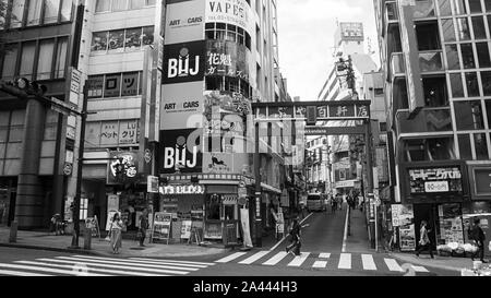 Hyakkendana Japan Bezirk berühmten Roten Kreuz Eingang schwarz weiß Stockfoto