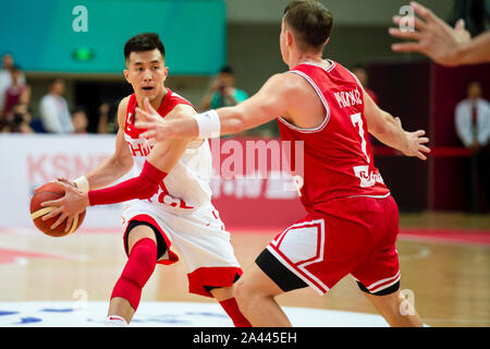 Guo Ailun, eine professionelle chinesische Basketball player, Links, Versuche bei 2019 Zhouzhuang Cup Kunshan Männer Internationaler Basketball Champi zu brechen Stockfoto