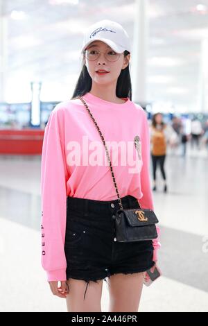 Chinesischen TV-Moderatorin und Schauspielerin Shen Mengchen kommt an der Beijing Capital International Flughafen nach der Landung in Peking, China, 27. August 2019. T- Stockfoto