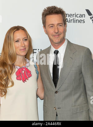 New York, NY - 11. Oktober 2019: Shauna Robertson und Edward Norton besuchen Motherless Brooklyn Premiere während 57th New York Film Festival in der Alice Tully Hall Stockfoto