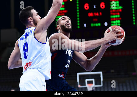 Rudy Gobert-Bourgarel, Recht, ein französischer Basketballspieler, hält den Ball, während sie von Danilo Gallinari verteidigt, Links, eine italienische Professional Stockfoto