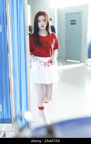 Chinesische Sängerin und Schauspielerin Ju Jingyi kommt an der Beijing Capital International Flughafen in Peking, China, 17. August 2019. T-Shirt: Balenciaga Stockfoto