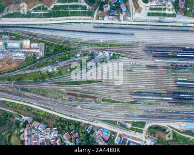 Ein Luftbild der Züge an eine Klassifizierung Hof geparkt oder Rangierbahnhof in Stockfoto