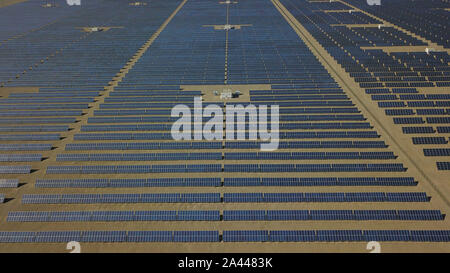 Luftaufnahme von Chinas erste 100-megawatt Salzschmelze solarthermische Kraftwerk in Dunhuang Stadt im Nordwesten der chinesischen Provinz Gansu, 10. August 2019. Ch Stockfoto