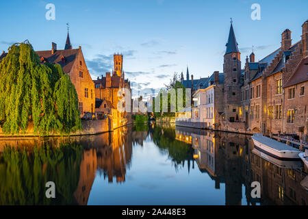 Brügge Skyline mit alten Gebäuden in der Dämmerung in Brügge, Belgien. Stockfoto