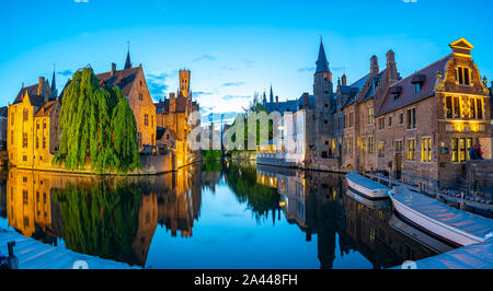 Brügge Skyline mit alten Gebäuden in der Nacht in Brügge, Belgien. Stockfoto