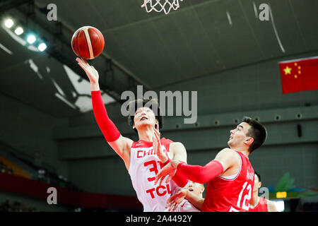 Wang Zhelin, einer chinesischen professioneller Basketballspieler, Links, springt für ein layup während 2019 Zhouzhuang Cup Kunshan Männer Internationaler Basketball Cham Stockfoto