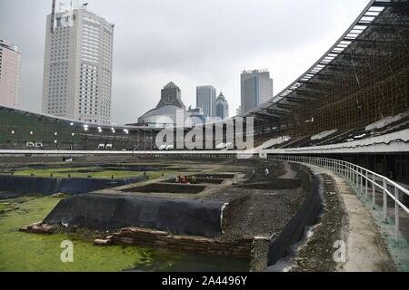 Die chinesischen Arbeiter die Ausgrabungen am Stadion in Chengdu Chengdu City untersuchen, im Südwesten Chinas Provinz Sichuan, 8. August 2019. Stockfoto