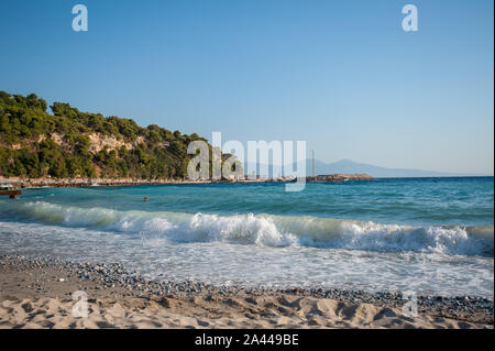 Ein Ozean Shorebreak in der Ansicht von vorn. Grosse schöne grüne Blue Wave Spritzen mit backwave und bereit, zu brechen. Weißer Schaum schieben über Sand. Helle Stockfoto