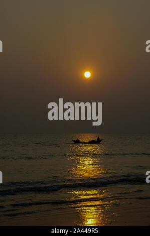 Sonnenuntergang am Kuakata Meer Strand. Patuakhali, Bangladesch Stockfoto