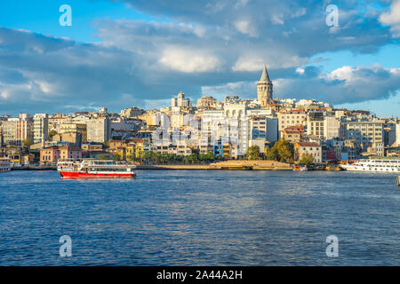 Skyline von Istanbul mit Galata Tower in Istanbul, Türkei. Stockfoto