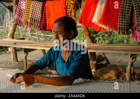 Ein Mädchen aus der ethnischen Rakhain community Weberei Tuch mit einem traditionellen Handwebstühlen. Kuakata, Patuakhali, Bangladesch. Stockfoto