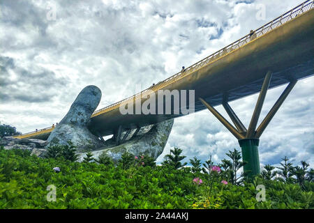 Touristen besuchen die Goldene Brücke von Hand gehalten, Statuen von Nebel und Wolken auf dem Bana Hügeln in Da Nang, Vietnam, 19. August 2019 umgeben. Bana H Stockfoto