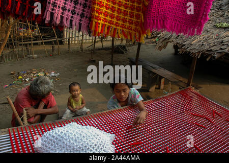 Ein Mädchen aus der ethnischen Rakhain community Weberei Tuch mit einem traditionellen Handwebstühlen. Kuakata, Patuakhali, Bangladesch. Stockfoto