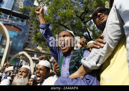 Dhaka, Bangladesch. 11 Okt, 2019. Anhänger der Islami Andolon Bangladesch shout Slogan, wie sie sich an einem Protest kritisieren, Wasser und Gas deal mit Indien, gegen die jüngsten Schüler töten in Bangladesch Universität von Engineering und Technologie (BUET), in Dhaka. Nach dem neuen Abkommen Bangladesch liefern wird 1,82 cusecs von Wasser von Feni Fluss Tripura. Credit: Suvra Kanti Das/ZUMA Draht/Alamy leben Nachrichten Stockfoto