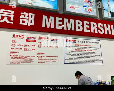 Ein Kunde ist an der Mitgliedschaft unterzeichnen gesehen Der erste Ziegelstein-undmörser Store von Costco, die auf dem chinesischen Festland in Shanghai, China, 27. August Stockfoto