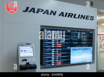 Fukuoka, Japan. 12 Okt, 2019. Mit wahrscheinlich die schlimmste Typhoon von 2019, der auf Tokio und die umliegenden Städte, Flüge sind im voraus eingestellt. Die JAL Abflug am Flughafen Fukuoka zeigen mehrere Stornierungen. Alamy Live news/Jayne Russell Stockfoto