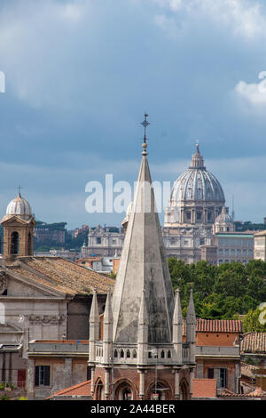 St. Peters in Rom gesehen über die Stadt vom Park der Villa Borghese mit spire in notunterstände Stockfoto