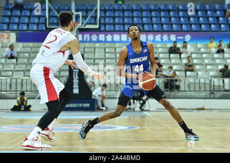 Die Türkei, in Weiß, besiegte Dominica, in Blau, mit 87-59 und gewinnt den dritten Platz von 2019 internationalen Basketball Challenge in Suzhou Stadt, Osten Kinn Stockfoto