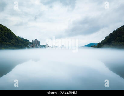 Landschaft des Qiandao Lake, oder Thousand-Island See, durch Nebel und Wolken in Jingdezhen County, Hangzhou City, East China Zhejiang provinz umgeben Stockfoto