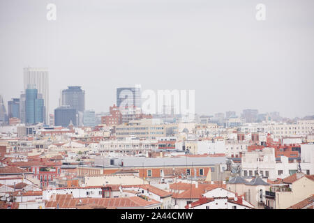 Madrid skyline einschließlich der Tore Europas Stockfoto