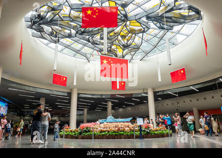 Sieben nationale Flaggen aufgehängt sind der 70. Jahrestag der Gründung der Volksrepublik China am People's Square U-Bahn statio zu feiern. Stockfoto