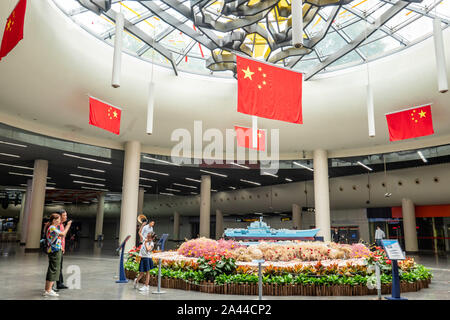 Sieben nationale Flaggen aufgehängt sind der 70. Jahrestag der Gründung der Volksrepublik China am People's Square U-Bahn statio zu feiern. Stockfoto