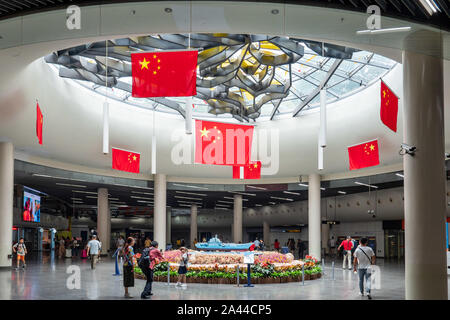 Sieben nationale Flaggen aufgehängt sind der 70. Jahrestag der Gründung der Volksrepublik China am People's Square U-Bahn statio zu feiern. Stockfoto