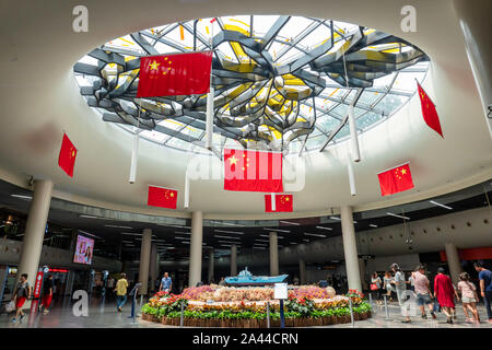 Sieben nationale Flaggen aufgehängt sind der 70. Jahrestag der Gründung der Volksrepublik China am People's Square U-Bahn statio zu feiern. Stockfoto