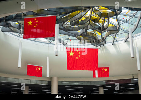 Sieben nationale Flaggen aufgehängt sind der 70. Jahrestag der Gründung der Volksrepublik China am People's Square U-Bahn statio zu feiern. Stockfoto