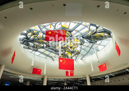 Sieben nationale Flaggen aufgehängt sind der 70. Jahrestag der Gründung der Volksrepublik China am People's Square U-Bahn statio zu feiern. Stockfoto