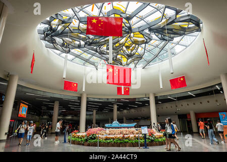 Sieben nationale Flaggen aufgehängt sind der 70. Jahrestag der Gründung der Volksrepublik China am People's Square U-Bahn statio zu feiern. Stockfoto