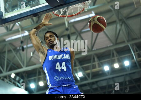 Die Türkei, in Weiß, besiegte Dominica, in Blau, mit 87-59 und gewinnt den dritten Platz von 2019 internationalen Basketball Challenge in Suzhou Stadt, Osten Kinn Stockfoto