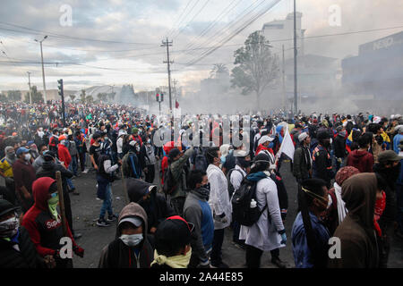 Quito, Ecuador. 11 Okt, 2019. Die Teilnehmer an einer Demonstration stand in einer Wolke von Tränengas. Am Freitag, gab es schwere Auseinandersetzungen mit der Polizei in neue Protestaktionen gegen die Erhöhung der Treibstoffpreise in Ecuador. Credit: Juan Diego Montenegro/dpa/Alamy leben Nachrichten Stockfoto