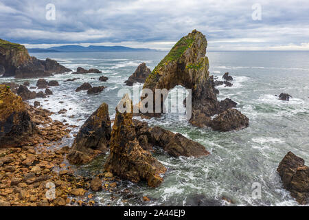 Luftaufnahme des Crohy Kopf Sea Arch, County Donegal, Irland. Stockfoto