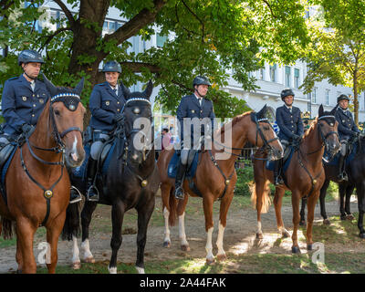 Berittene Polizei in der traditionellen Eröffnungs-Parade, Oktoberfest, Oktoberfest, Bayern, Deutschland, Europa Stockfoto