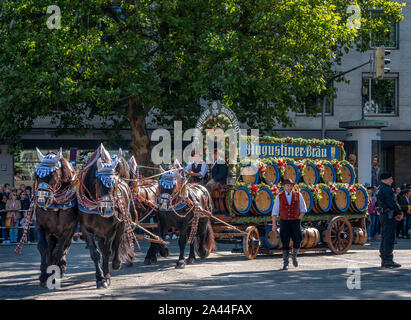 Dekoriert mit der Kutsche an der traditionellen Eröffnungs-Parade, Oktoberfest, Oktoberfest, Bayern, Deutschland, Europa Stockfoto